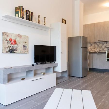 Gray Pearl - Modern Apartment In City Center Arona Exterior photo