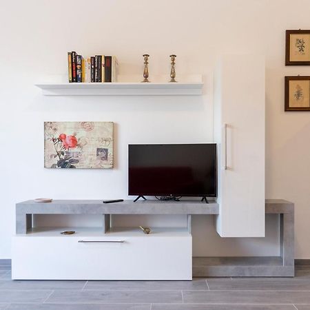 Gray Pearl - Modern Apartment In City Center Arona Exterior photo