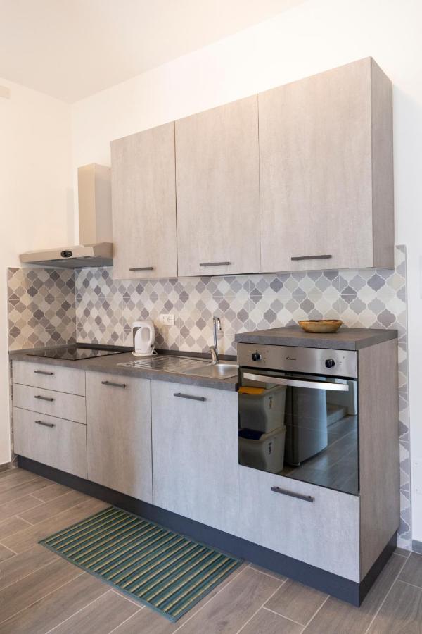 Gray Pearl - Modern Apartment In City Center Arona Exterior photo